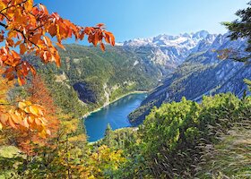 Tmavomodré jezero v Alpách
