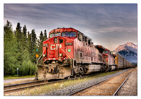 Vlak Canadian Pacific přijíždějící do města Banff