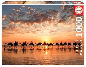 Zlatavý západ slunce na Cable Beach, Austrálie