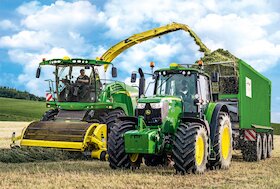 Traktor John Deere 6195M a sklízecí řezačka John Deere 8500i + model