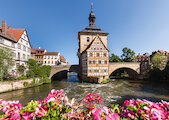 Bamberk — řeka Regnitz a Stará radnice