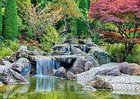 Kaskádový vodopád v japonské zahradě, Bonn, Německo