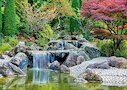 Kaskádový vodopád v japonské zahradě, Bonn, Německo