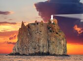 Maják na ostrově Strombolicchio, Itálie