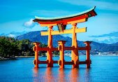 Brána torii icukušimské svatyně