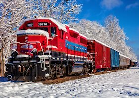 Červený vlak ve sněhu