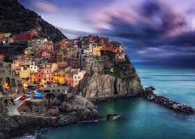 Manarola za soumraku, Cinque Terre, Itálie