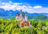 Zámek Neuschwanstein v létě, Německo