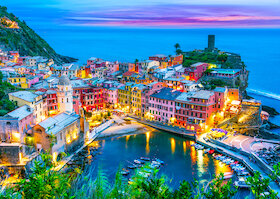 Vernazza za soumraku, Cinque Terre, Itálie
