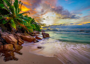 Seychelská pláž při západu slunce