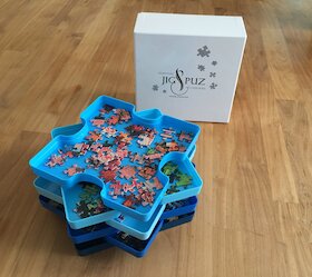 šest zásobníků na třídění dílků puzzlí