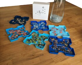 šest zásobníků na třídění dílků puzzlí